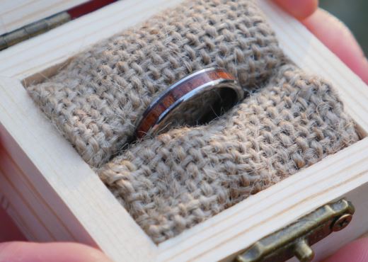 Ring mit Holz