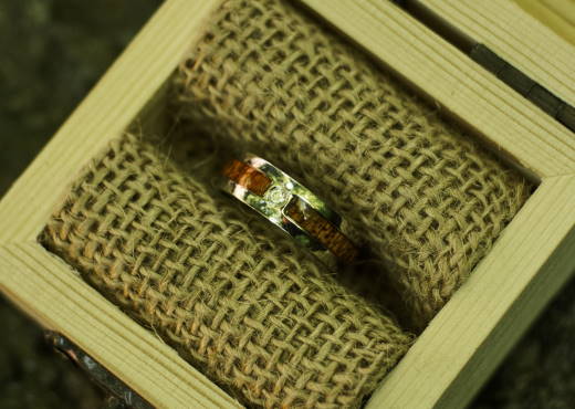 Holzspecht Ring La Superba mit Holz und Kristall
