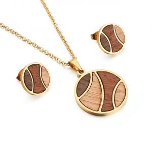 Earrings and necklaces made of wood