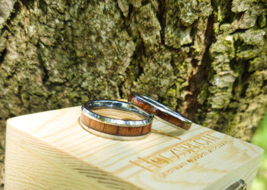 Holzspecht rings with wood